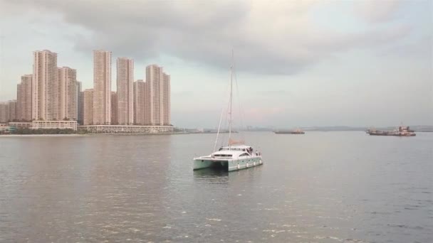 Кораблі Повні Людей Вигляд Багатоквартирних Будинків Повітряний Погляд Слайд Ліворуч — стокове відео