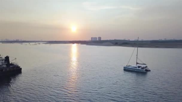 下午美丽的大海与白船 空中风景 — 图库视频影像