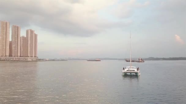 Vita Båtar Fulla Människor Till Havs Flygfoto — Stockvideo