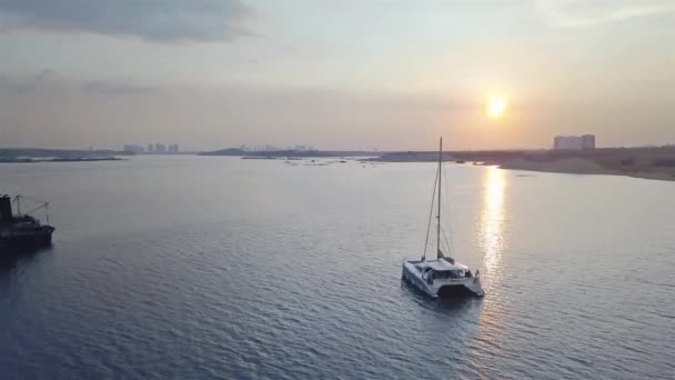 Білий Корабель Вечірнім Міським Виглядом Небо Повітряний Вид — стокове відео