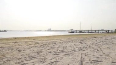 Jejak Bergelombang Di Pasir Pantai - Soldan Sağa Kaydır