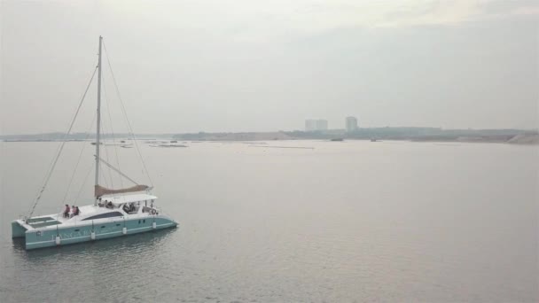 坐在白船上的人 空中景观 — 图库视频影像