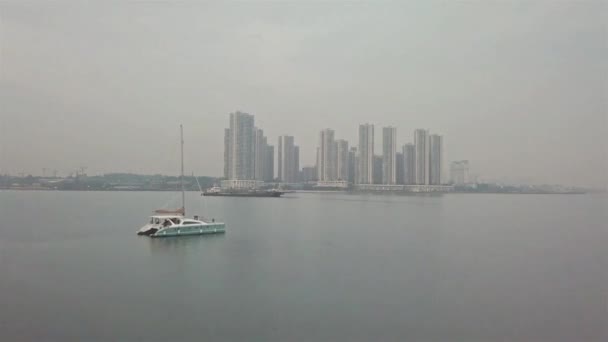 Λευκό Πλοίο Θέα Στην Πόλη Aerial View Forward — Αρχείο Βίντεο