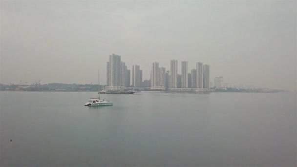 Λευκό Πλοίο Θέα Στον Ουρανοξύστη Aerial View Forward — Αρχείο Βίντεο