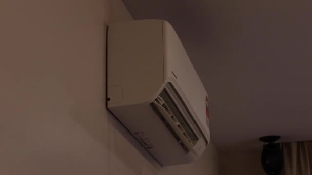 リビングルームでエアコンをOnにする Medium — ストック動画
