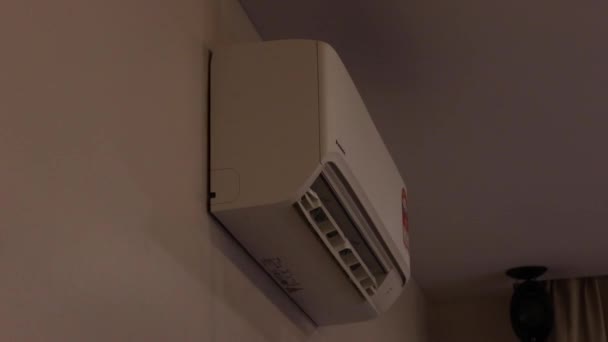 リビングルームでエアコンがオンになっている ミディアム — ストック動画
