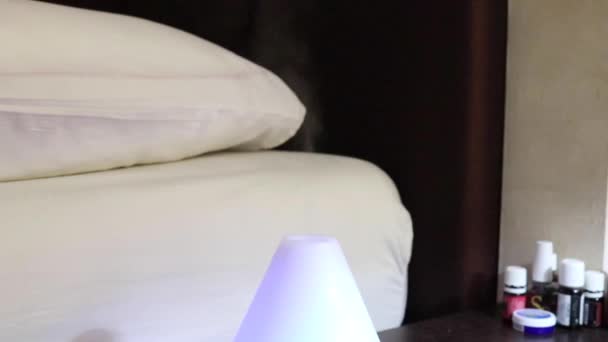 Yatağın Yanındaki Komodinin Üzerine Hava Yayıcı Gerekli Yağlar — Stok video