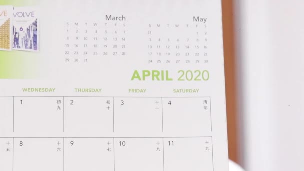 白色日历上的2020年4月 — 图库视频影像