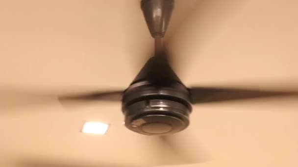 Ventilador Techo Negro Con Luces Encendidas Medio — Vídeo de stock