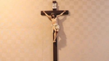 Duvarda asılı duran çarmıhtaki Hristiyan Tanrısı İsa - geniş