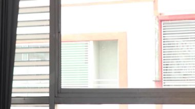 Ofis binasında büyük pencereleri dikey panjurlarla kapatmak - orta