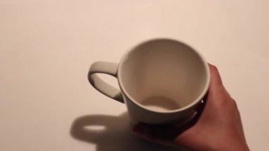boş bardak beyaz mermer masaya yerleştirildi - yakın yakın