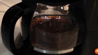 Çaydanlıkta taze demlenmiş kahve. Yakın çekim.