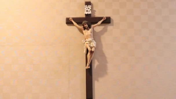 Χριστιανός Θεός Ιησούς Στο Σταυρό Κρέμεται Στον Τοίχο Ευρύ — Αρχείο Βίντεο