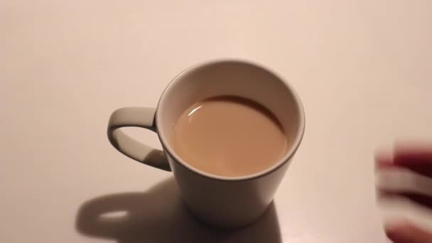 Tasse Frisch Gebrühten Kaffee Mit Händen Aufheben Nahaufnahme — Stockvideo