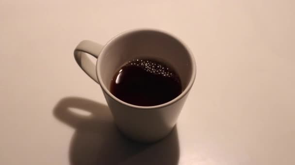 Tasse Café Noir Fraîchement Infusé Chaud Dans Une Tasse Gros — Video