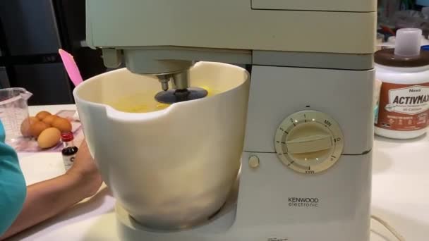 电动立式搅拌机 用大碗搅拌蛋糕糊 — 图库视频影像