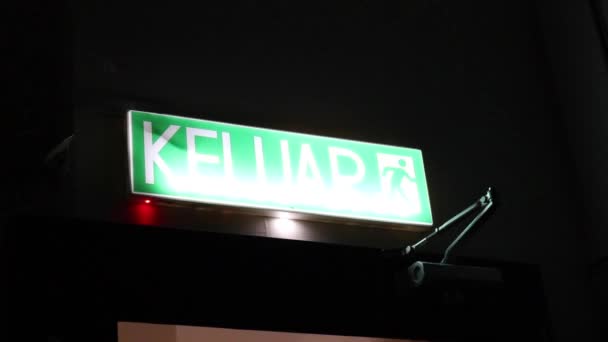 用马来语写着 Keluar 的出口标志 — 图库视频影像