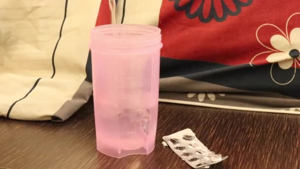 Wasser Einer Rosa Plastikflasche Mit Medikamententabletten Auffüllen Mittel — Stockvideo
