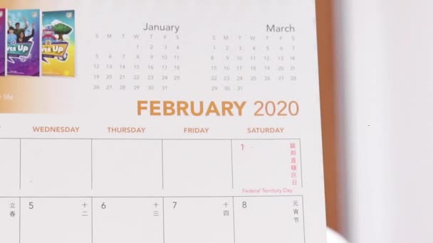 Flipping Kalender Sida Från Februari Till Mars 2020 Närbild — Stockvideo
