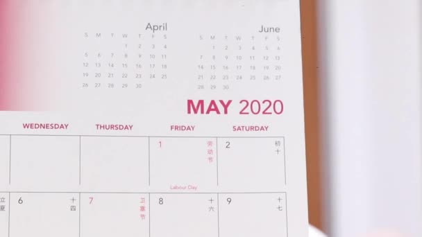 Flipping Kalender Sida Från Maj Till Juni 2020 Närbild — Stockvideo