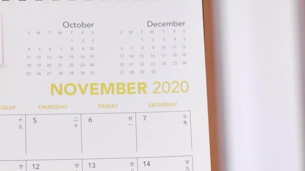 翻动日历页从2020年11月到12月 — 图库视频影像