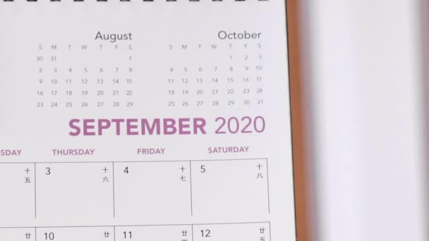 Flipping Kalender Sida Från September Till Oktober 2020 Närbild — Stockvideo