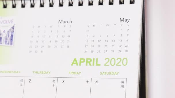 Kalenderpagina Omslaan Van April Tot Mei 2020 Close — Stockvideo