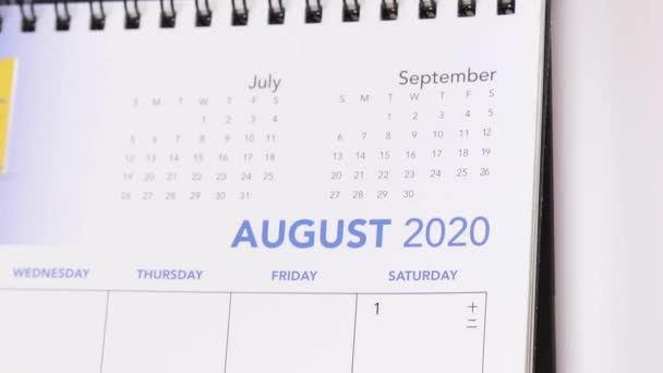 Flipping Σελίδες Ημερολογίου Από Τον Αύγουστο Έως Τον Σεπτέμβριο 2020 — Αρχείο Βίντεο