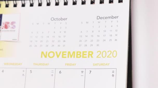 Flipping Kalender Sidor Från November Till December 2020 Närbild — Stockvideo