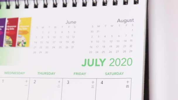 カレンダーページを2020年7月から8月までめくる 閉じる — ストック動画