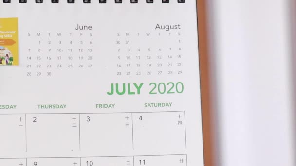 Odwracanie Strony Kalendarza Lipca Sierpnia 2020 Zbliżenie — Wideo stockowe