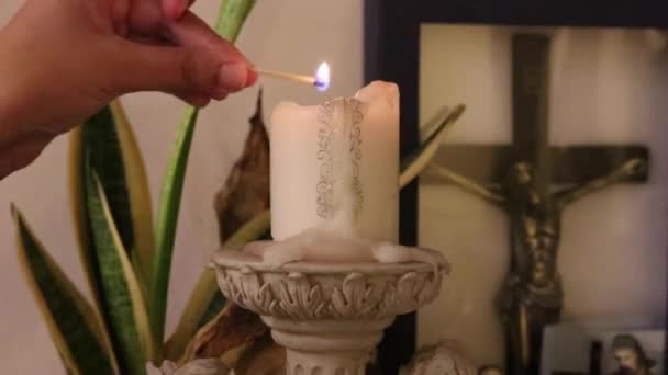 Зажжение Свечи Религиозного Алтаря Христианства Крупным Планом — стоковое видео