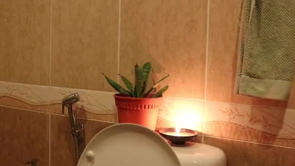 Acesa Vela Cobra Planta Sobre Vaso Sanitário Banheiro Médio — Vídeo de Stock