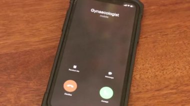 Telefonu çalan jinekolog açmadan arıyor. Kapat.