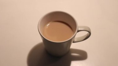 Hazır kahve fincanını alıyorum. Kapatın.