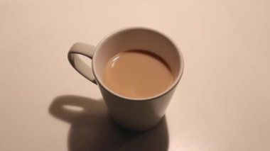 Kahveyle doldurulmuş fincanı alıyorum. Kapat.