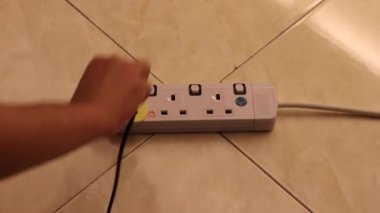Siyah iki çubuk fişini uzatma kablosuna takmak - ortam