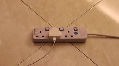İki kutup tipi c adaptörünü uzatma kablosuna takmak - kapatın