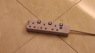 Uzatma kablosuna beyaz tip g şarj cihazı takılıyor - ortam