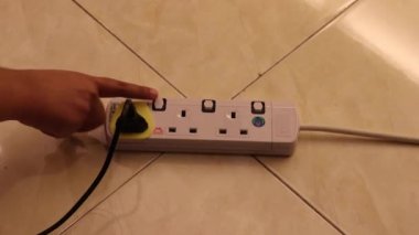 Uzatma kablosu prizinden fiş çekiliyor - kapat