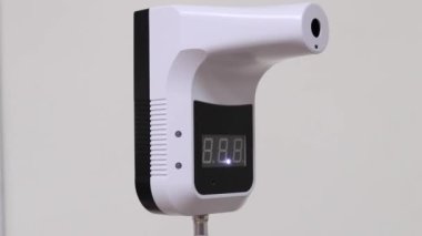 Covid-19 salgını sırasındaki sıcaklığı ölçmek için sıcaklık kontrolü - kapat