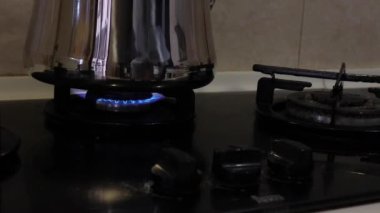 Isıtıcıyla gaz ocağını yakmak - orta pişmiş