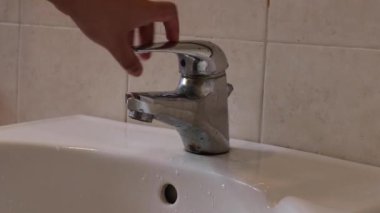 Banyoda musluğu açıyorum. Kapatın.