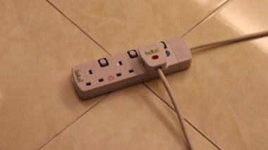 eklenti kablosundan fiş çıkartılıyor - ortam