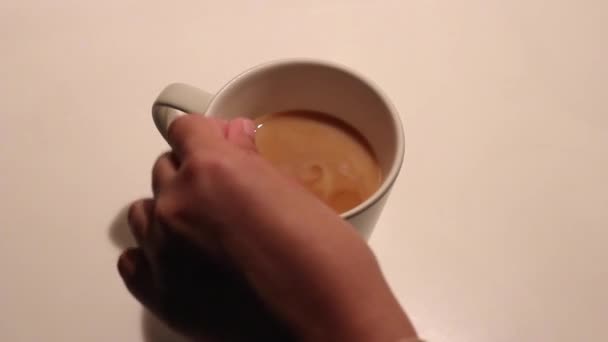 Kaffee Und Milch Kaffeebecher Mischen Aus Nächster Nähe — Stockvideo