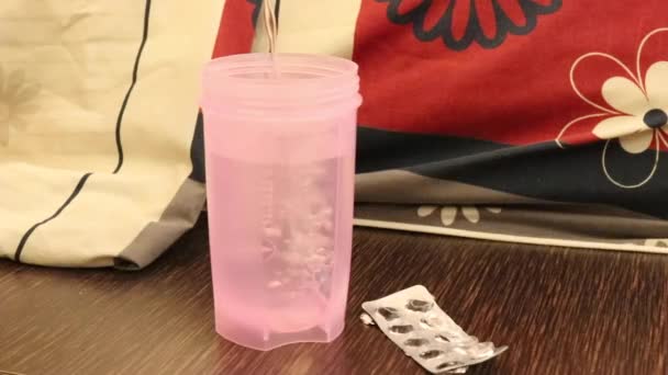 Roze Fles Wordt Gevuld Met Water Medicatie Pillen Ernaast Medium — Stockvideo