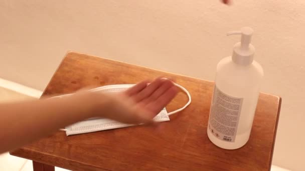 Desinfizierende Hände Und Griff Nach Der Gesichtsmaske Zum Schutz Vor — Stockvideo