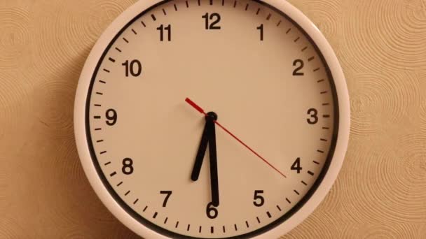 Siedem Trzydzieści Ostry Białym Zegarze Ściennym Średni — Wideo stockowe