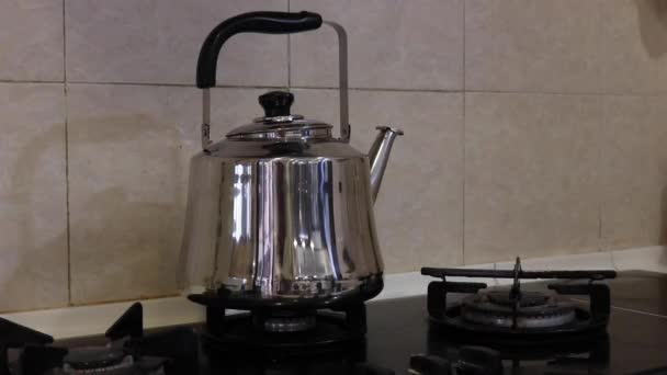 厨房煤气炉上的银水壶 — 图库视频影像